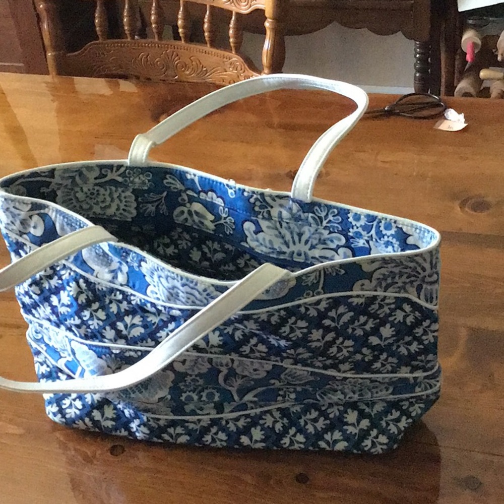 Large Vera Bradley purse. Zip top, 2 large inside pockets & a zipper pocket.